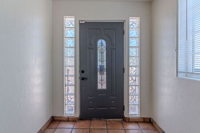 Building Photo - Centrally Located 4-Bed, 2-Bath Tucson Rental – Near U of A