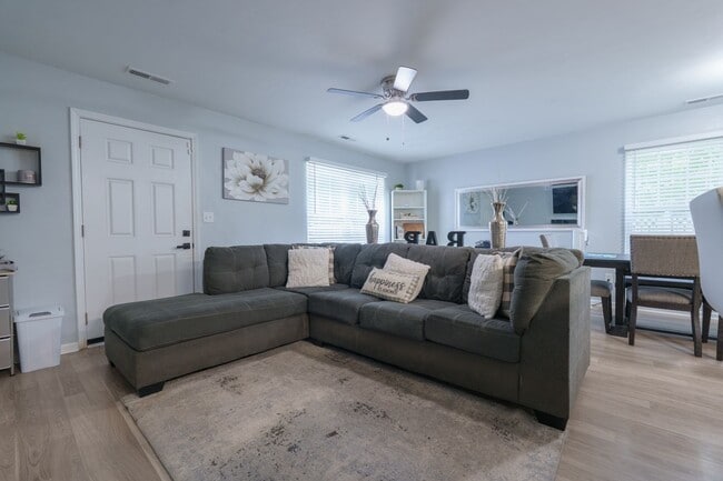 Building Photo - MOVE IN READY 3 Bedroom in the Heart of No...