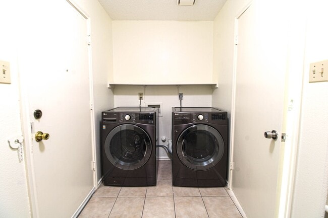Building Photo - 8118 Chestnut Manor Dr