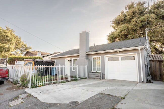 Building Photo - 2359 Oakwood Dr