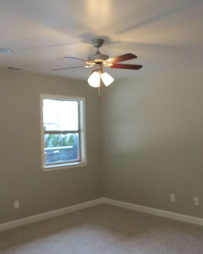 Building Photo - Charming 3 Bedroom & 2.5 Bathroom Available in Atascadero!