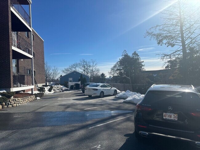 Building Photo - 27 Alpine St