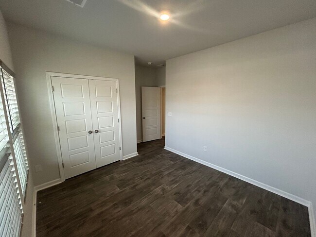 Building Photo - Field View 4BD/ 2BA