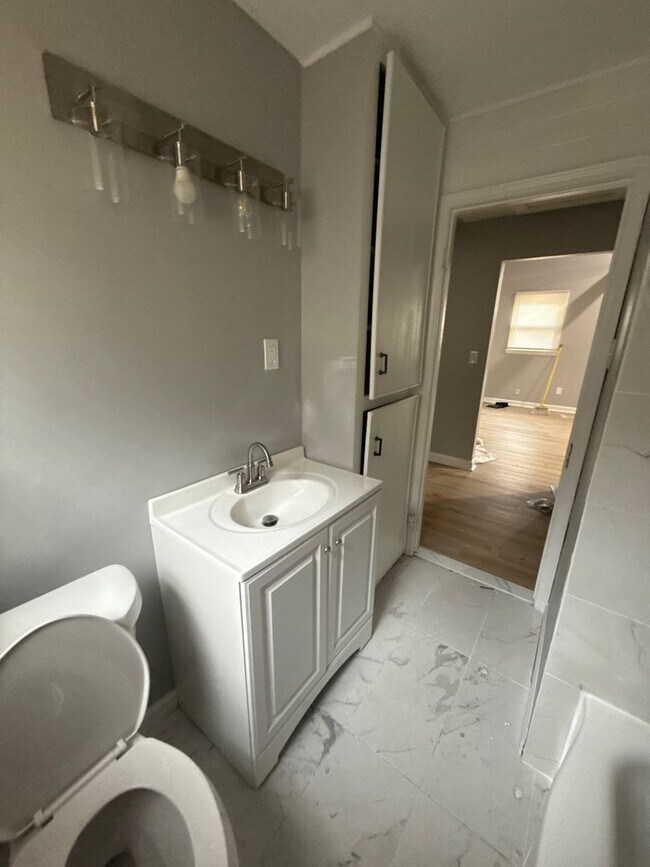 Building Photo - 3 Bedroom Home in Dearborn