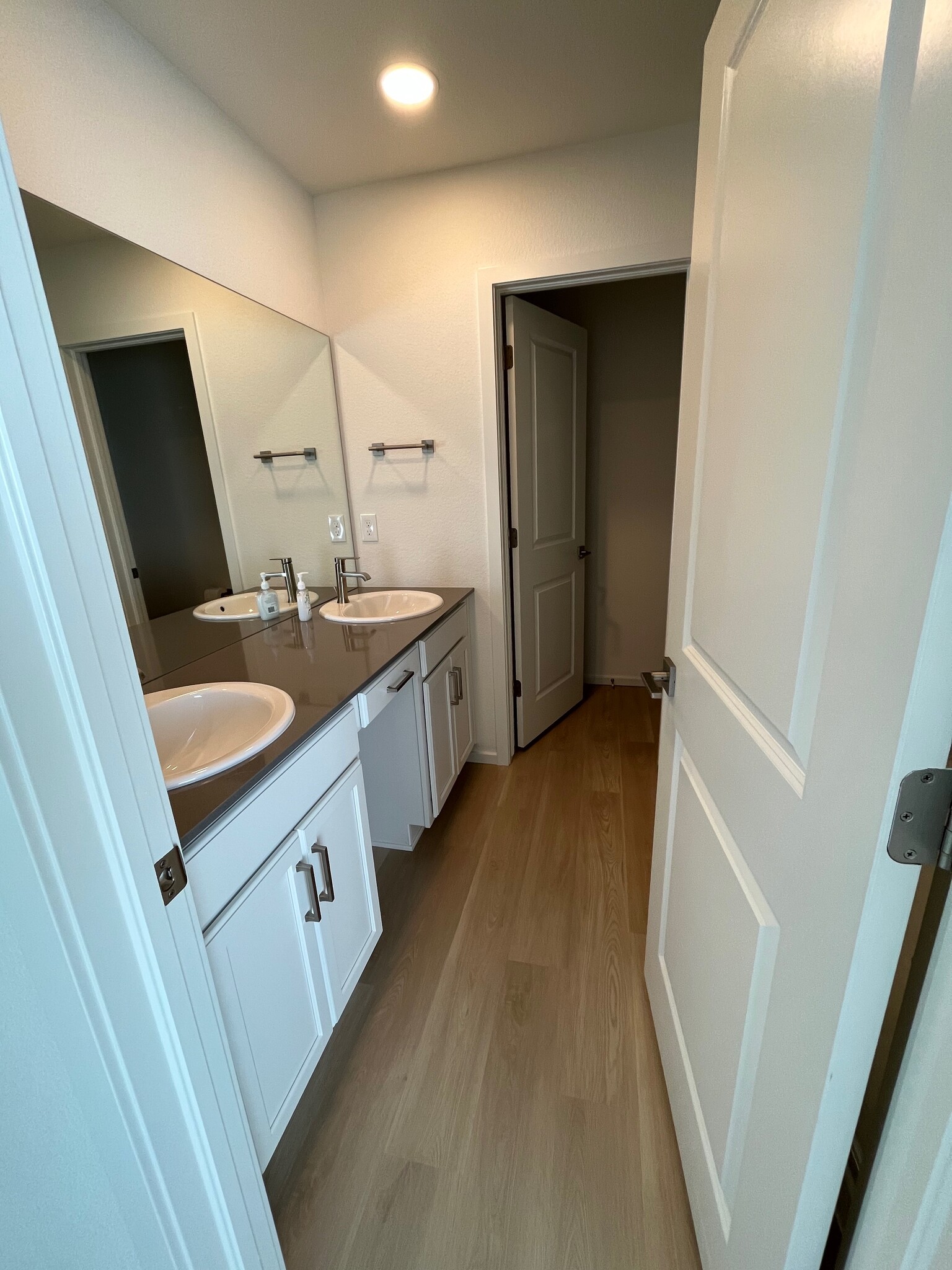 Primary bathroom - 5030 McKinnon Ct