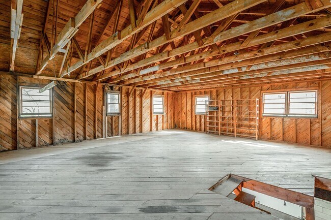 Building Photo - 3 Bedroom 2 Bath Classic