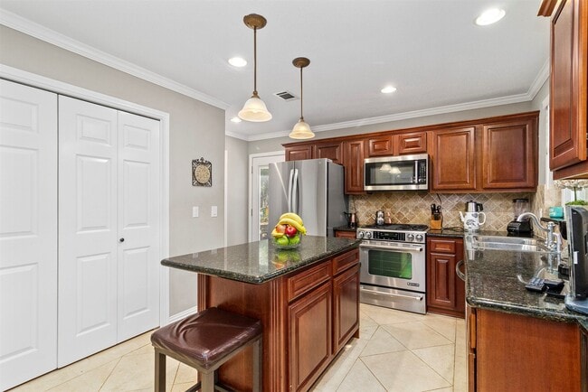 Building Photo - 111 S Village Knoll Cir