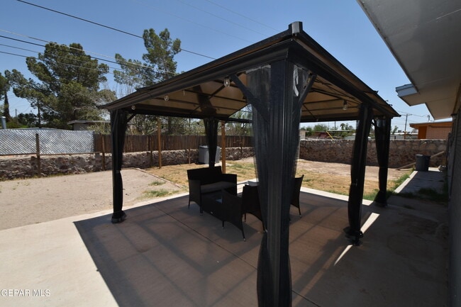 Building Photo - 304 Maricela Dr