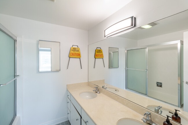 Building Photo - 7135 Hollywood Blvd