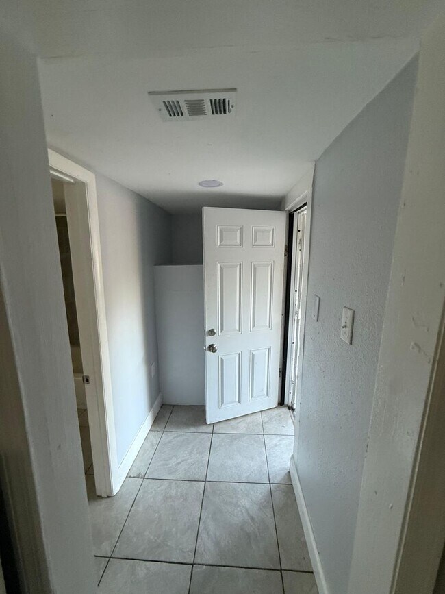 Building Photo - Fully Renovated 3/1 Single Family House Available for Immediate Rent!