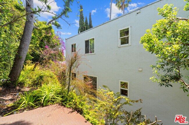 Building Photo - 631 Pier Ave