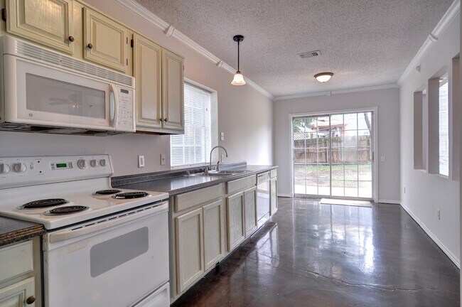 Building Photo - 2501 Country Creek Ln