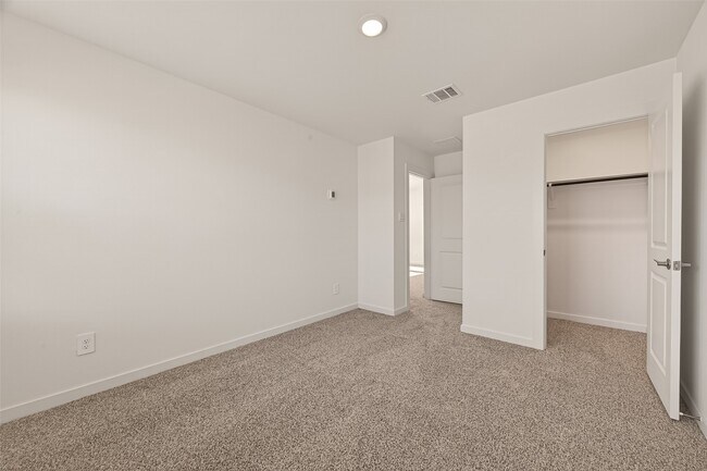 Building Photo - 2819 Red Rosehip Dr