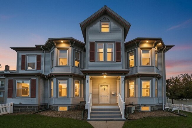 Building Photo - 659 Moody St