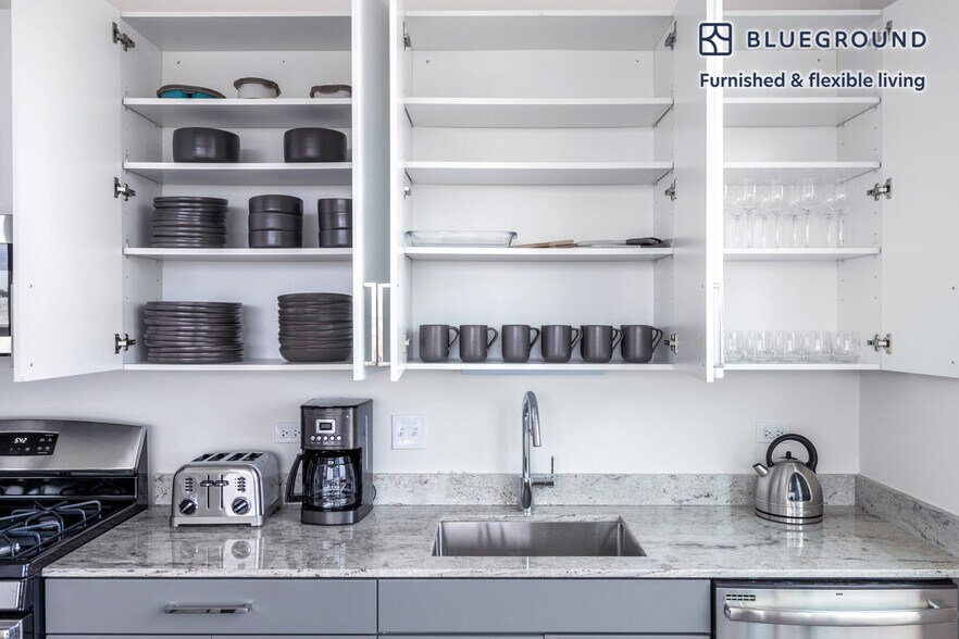 Building Photo - 2340 N California Ave