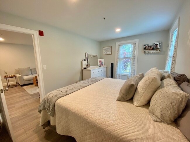 Building Photo - 949 State Rd