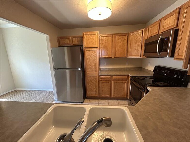 Kitchen - 3011 Mandalay Grv
