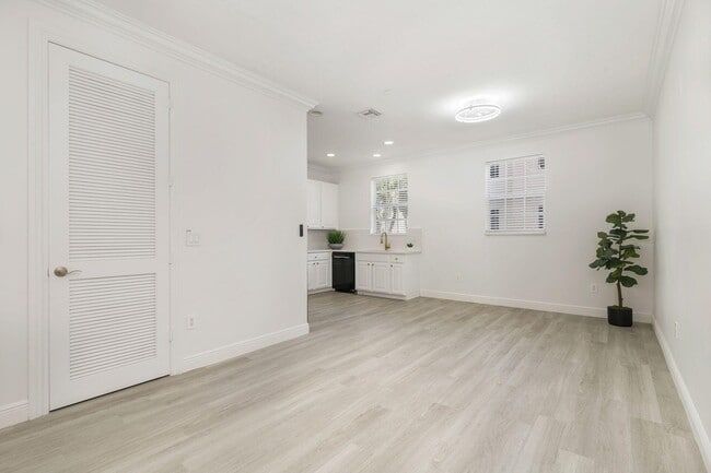 Building Photo - 2502 N Dixie Hwy