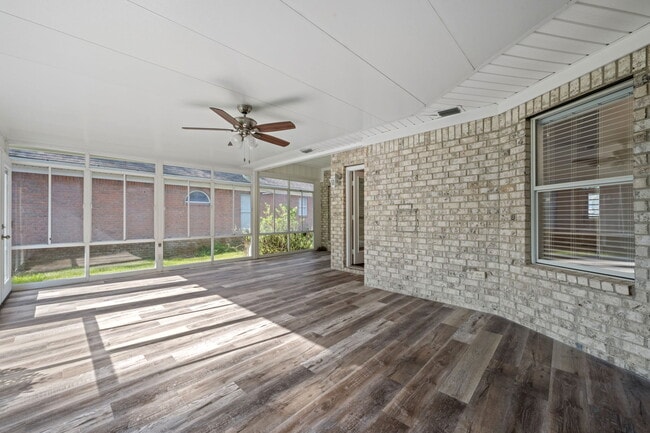 Building Photo - 123 Club Dr