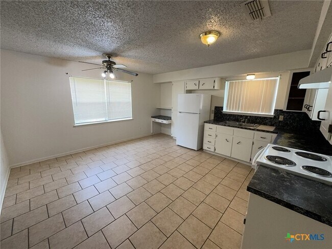 Building Photo - 2408 Carnation Dr
