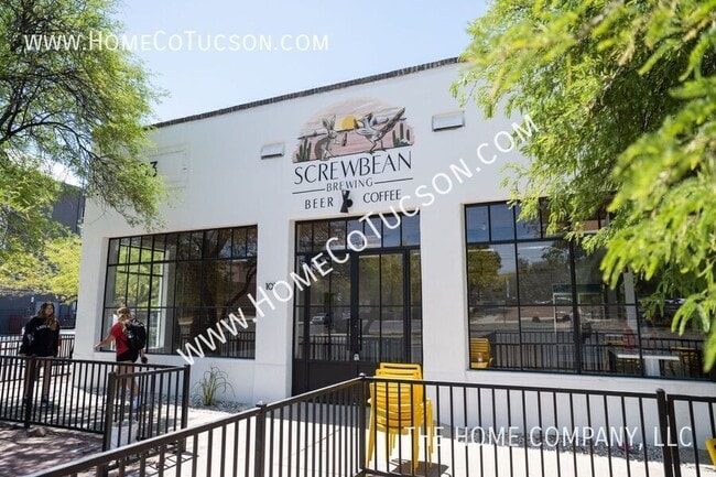 Building Photo - 940 E Florita St