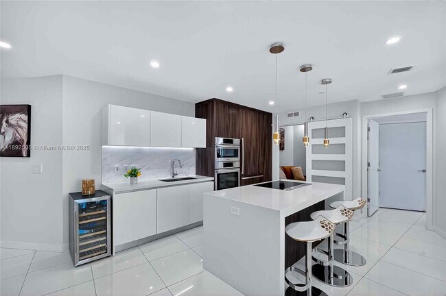 Building Photo - 851 NE 1st Ave