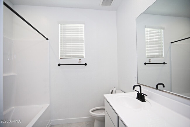 Building Photo - 773 W Lark Dr