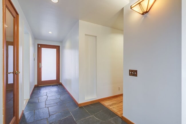 Building Photo - HOLIDAY SPECIAL***2 WEEKS FREE** 3 Bed/2 Bath Oasis in Royal Woods - Available Now