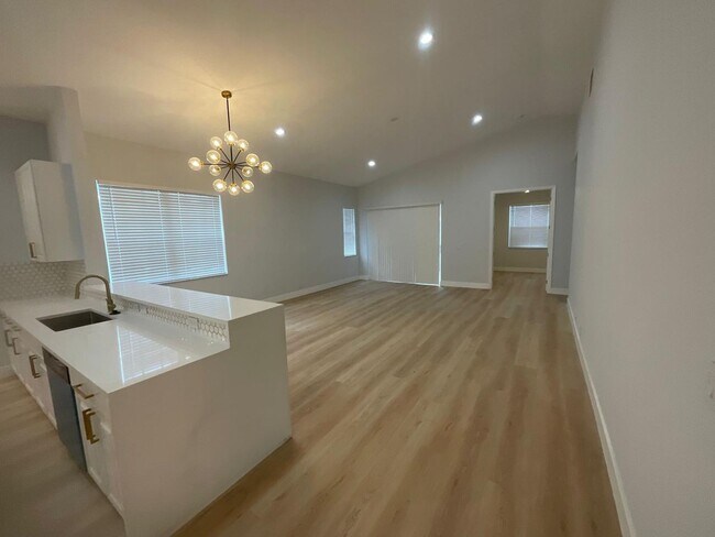 Building Photo - Luxury-Style 3BR Home in Prime West Palm Beach Location