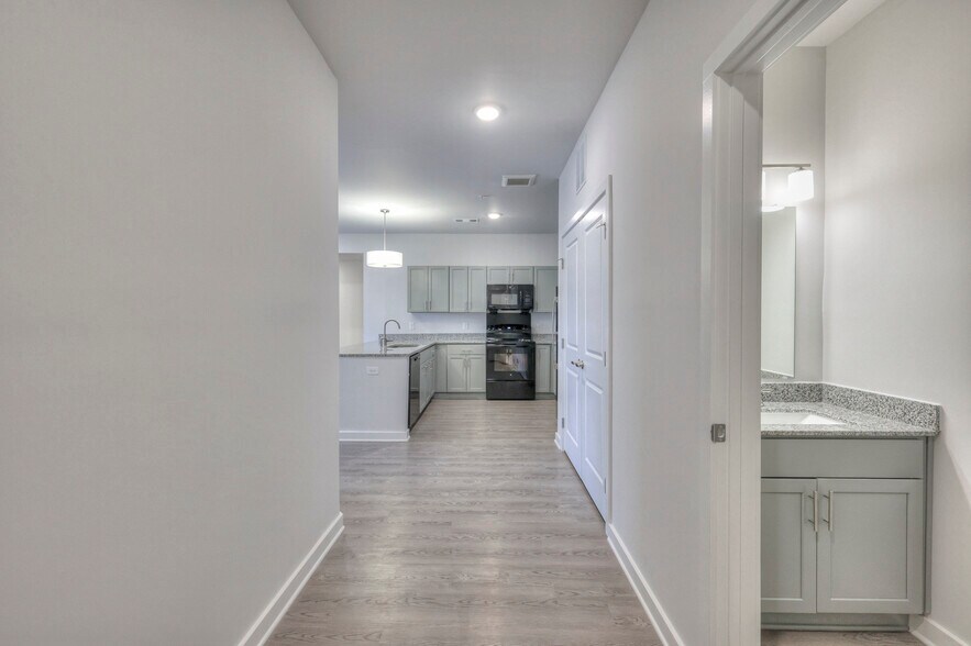 Building Photo - Blue Ridge Flats