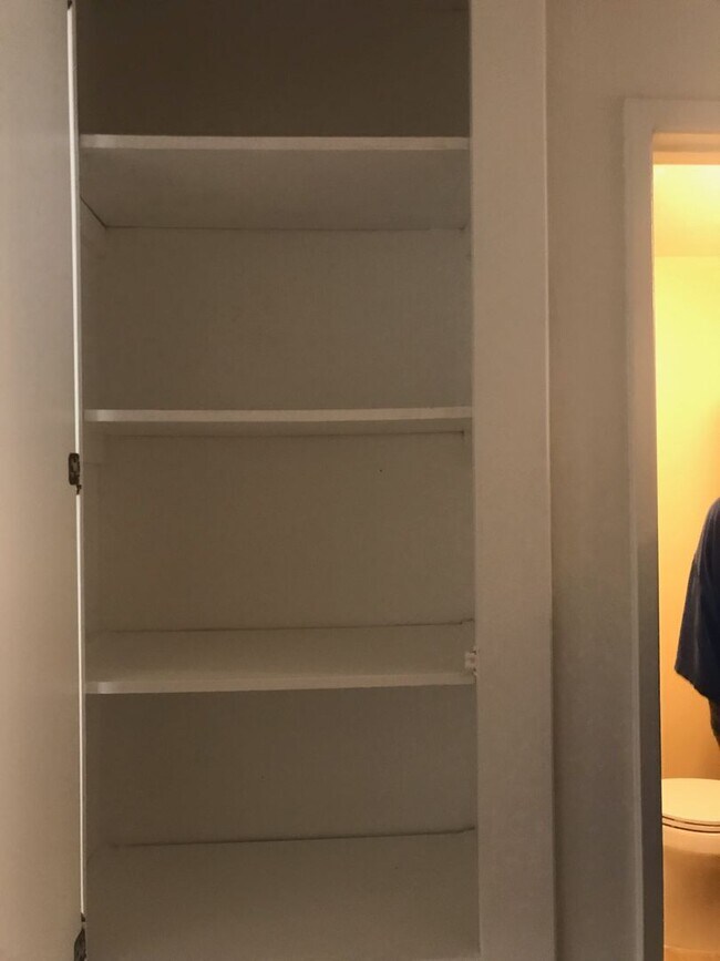 Building Photo - Unbeatable Charm in Camarillo's Colony