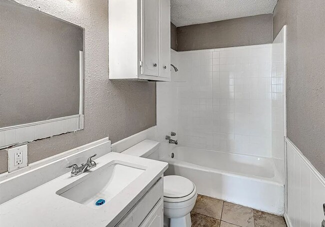Building Photo - 3-Bedroom Available!