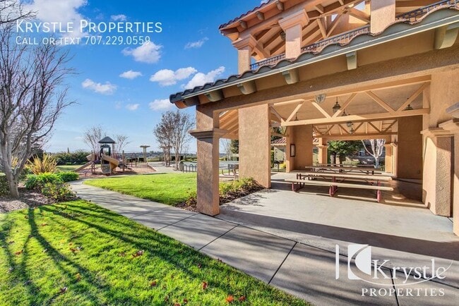 Building Photo - Gorgeous condo in beautiful Tiara gated co...