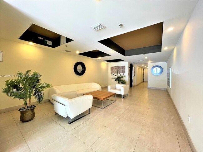 Building Photo - 2924 Collins Ave