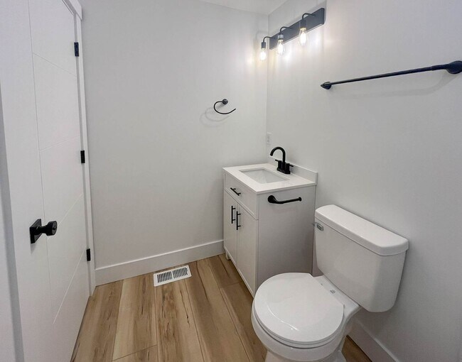 Building Photo - Charming NE Portland Apartment Near Parks, Shops & Transit