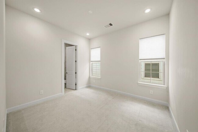 Building Photo - 1034 W 26th St