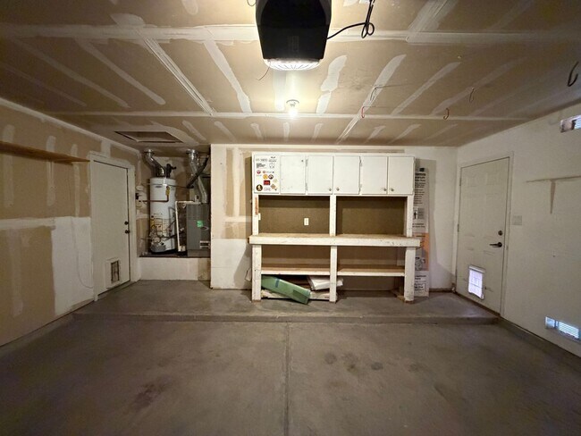 Building Photo - 3 Bedroom Single Story Home Available Near Dellyne Ave NW & Unser Blvd NW!