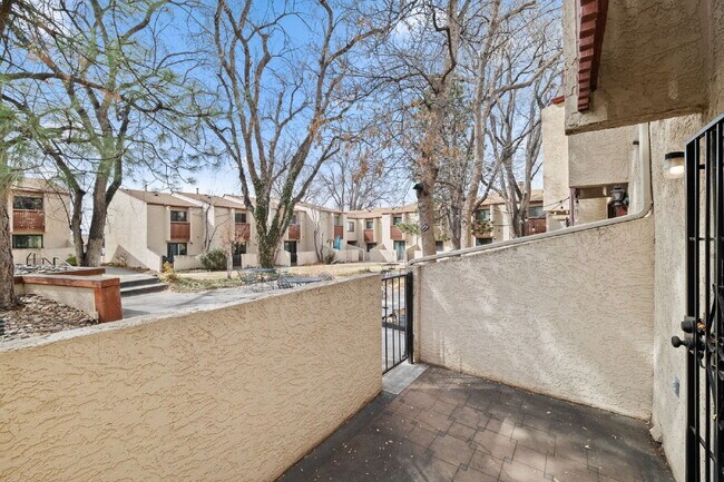 Building Photo - Great 2 bed 2 bath town house centrally lo...