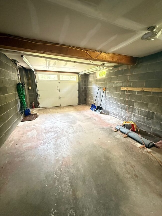 Building Photo - 3 Bedroom House with Many Amenities in Roc...