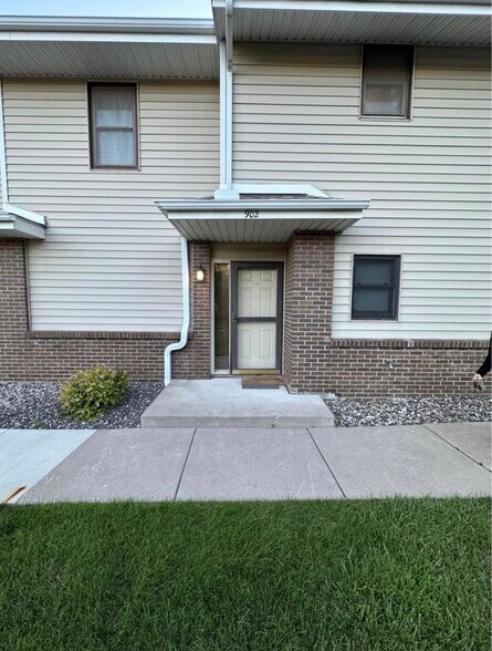 Building Photo - 902 E Travelers Trl