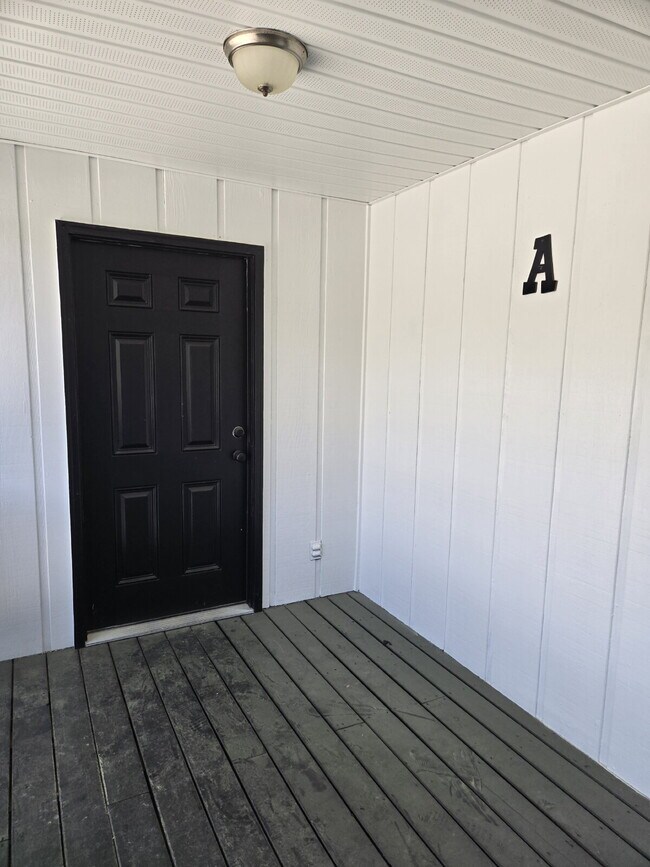 Building Photo - Oversized ONE Bedroom *HALF OFF YOUR FIRST MONTH*