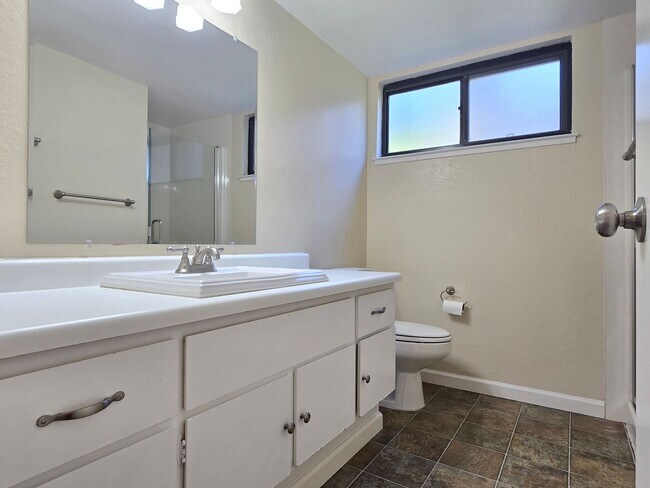 Building Photo - Nice and Spacious 2 Story End-Unit Townhom...