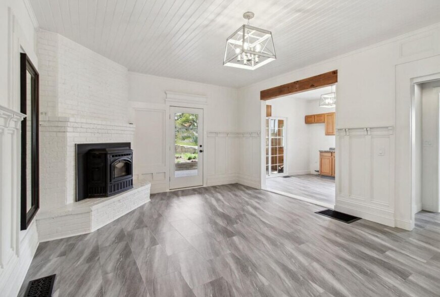 Unit A living space - 18490 Empire St