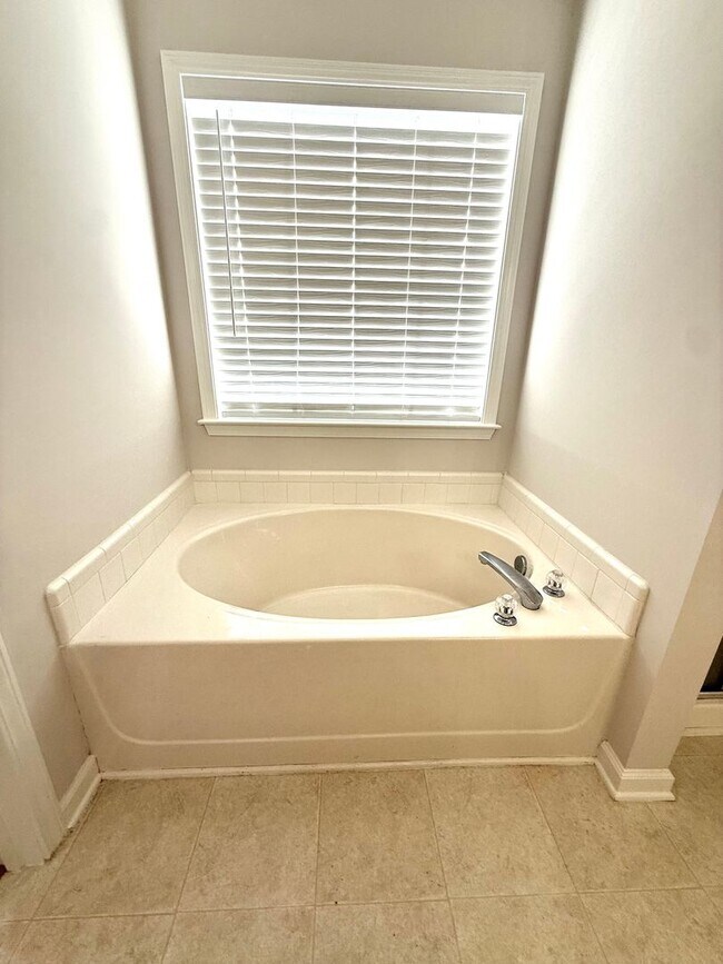 Building Photo - LOCATION!  Close to the outlet Malls and D...