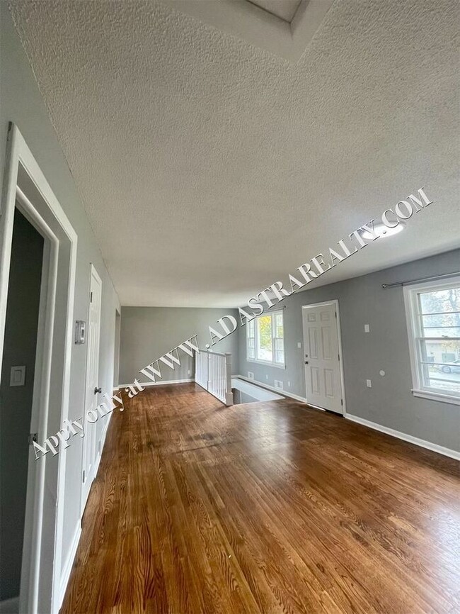 Building Photo - Completely Remodeled and Updated 6 Bedroom/3 Bath House in North KC!!-Available in AUGUST!!
