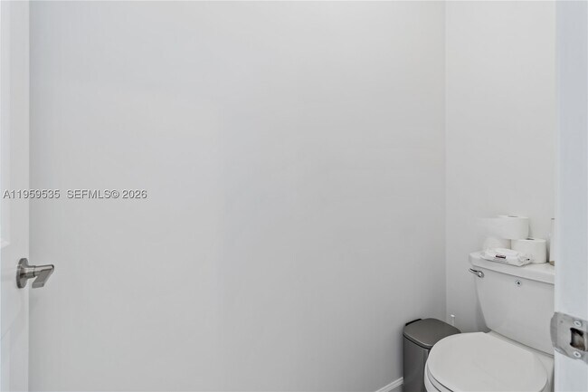 Building Photo - 760 SE 13th Ct