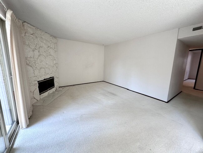 Building Photo - 2 bedroom condo with Washer/Dryer