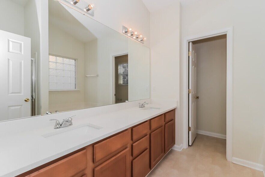 Building Photo - 1317 Crestfield Ct