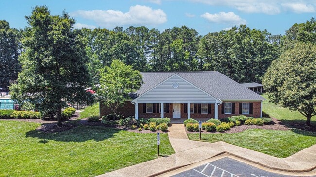 Building Photo - Beautifully Refreshed 4 Bedroom 3 Bath Col...