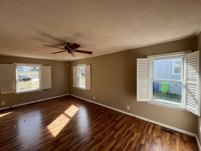 Building Photo - Cozy 1BD, 1BA Near Downtown Raleigh House with Fenced Yard